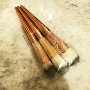 MAKE AN OFFERAlamar Cosmedics Complexion Brush set